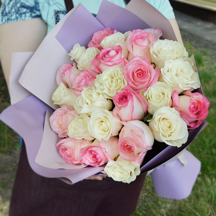 Букет из 25 белых и розовых роз в упаковке